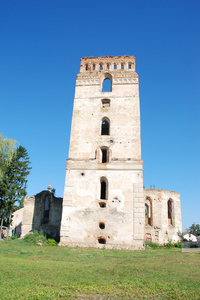 修道院的钟塔旧康斯坦丁诺夫的废墟