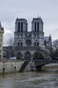 巴黎圣母院教堂从塞纳河