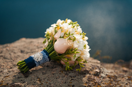 在岩石上的美丽的现代婚礼花束