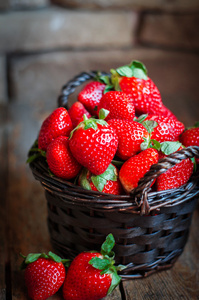 篮子里的新鲜草莓木制背景