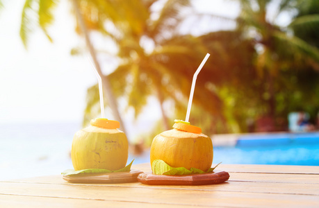 两个椰子饮料在奢华的度假胜地
