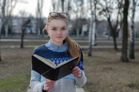 本书在公园里的女孩画像