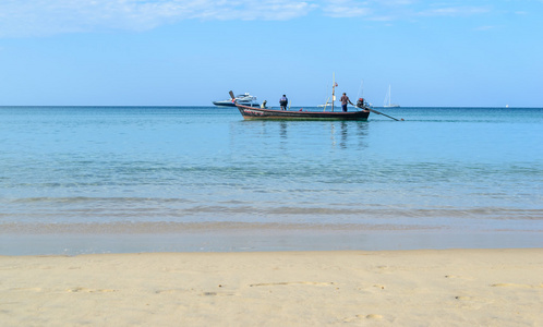长尾船在扬海滩，普吉岛有蓝蓝的天空背景
