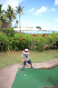日本男孩打高尔夫球5岁