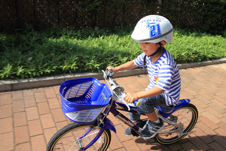 骑自行车的日本男孩5岁
