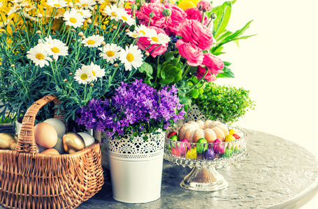 复活节装饰蛋糕 鸡蛋和鲜花。复古风格