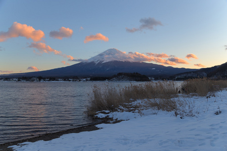 在冬天，日本富士山