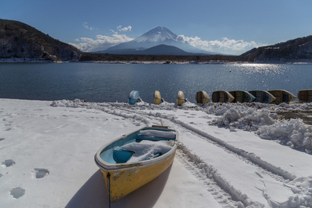 在冬天，日本富士山