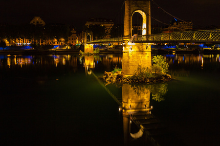 桥梁在里昂的隆河