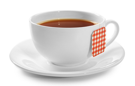 孤立在白色背景上的茶一杯。带有红色格仔标签袋泡茶