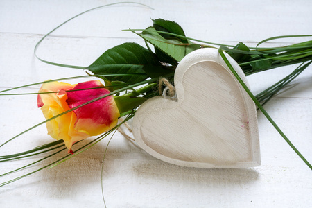 玫瑰和白色漆过的木头，爱的概念空白木心
