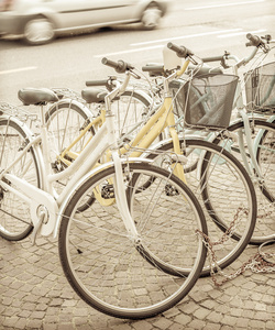 自行车停放在人行道上。老式的影响