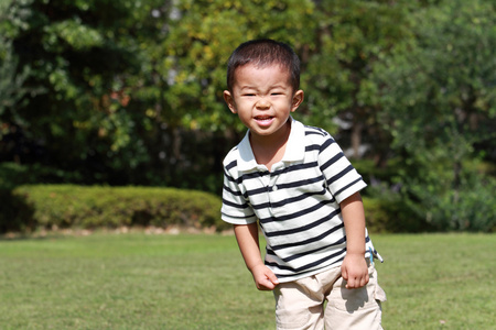 微笑的日本男孩3岁