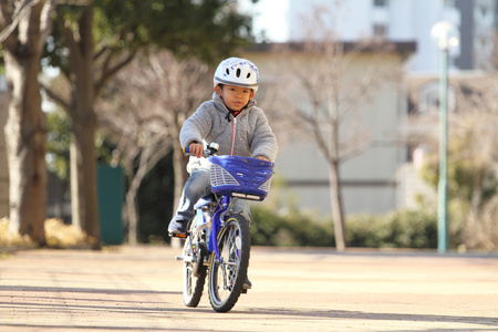 骑自行车的日本男孩6岁