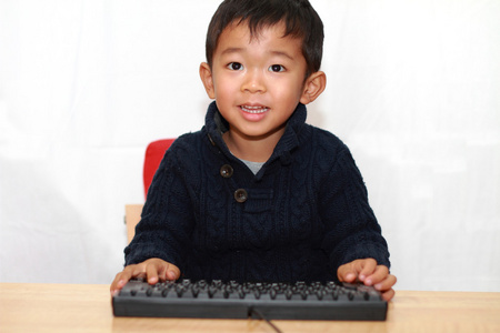 日本男孩放键盘4岁