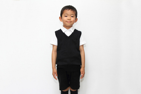 穿正式服装的日本男孩5岁