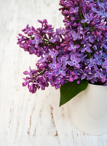 淡紫色的花，插在花瓶里