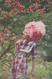 粉红色的头发女孩走森林