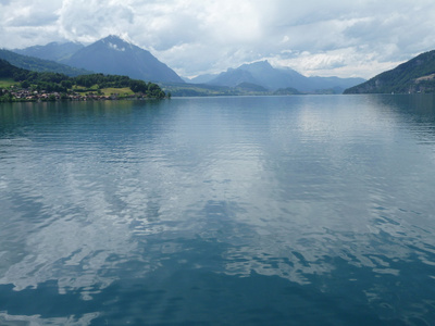 阳光明媚的夏天，瑞士苏涅西湖平静的水域