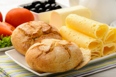 健康早餐新鲜面包 奶酪 番茄和橄榄