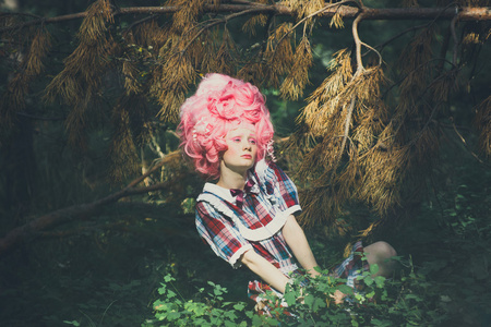 粉红色的头发女孩走森林