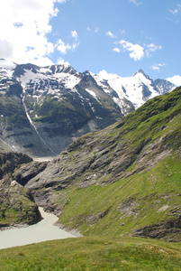 奥地利阿尔卑斯山和大格洛克纳山在背景中