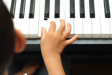 日本男孩弹钢琴5岁