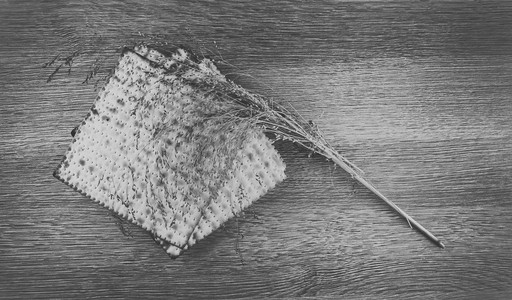 在犹太逾越节晚宴上提供的 matzah 面包特写镜头