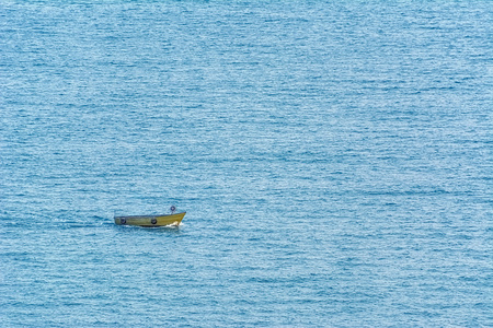 小船在海中