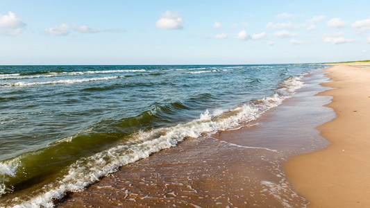 海浪在波罗的海岸边