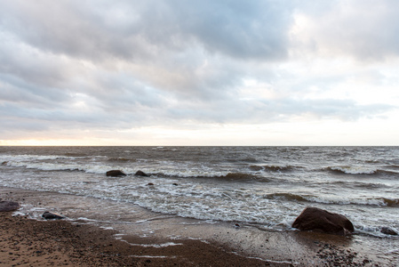 风暴巨浪在波罗的海岸边