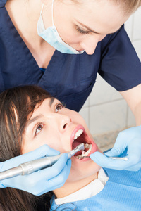 在牙医那里做口腔检查的漂亮女人病人
