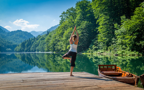 在山地森林湖的瑜伽练习图片