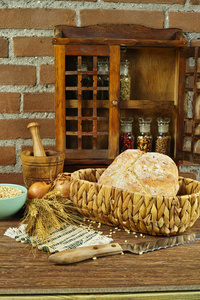 乡村风格的洋葱做的圆面包