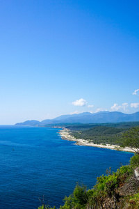 水晶般清澈的海水，与蜿蜒的海岸线和热带景观