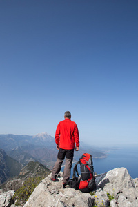 站在山与谷在背景上的徒步旅行者