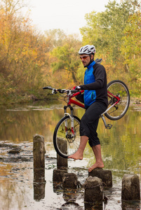 骑自行车的人经过一条河