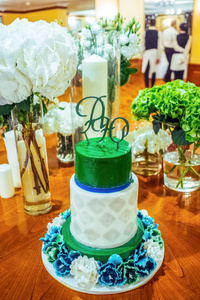 特写绿色和白色婚礼蛋糕