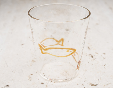 水晶酒杯与黄色的鱼设计