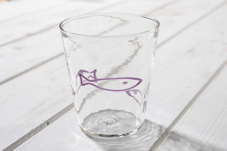 水晶酒杯与紫色鱼设计