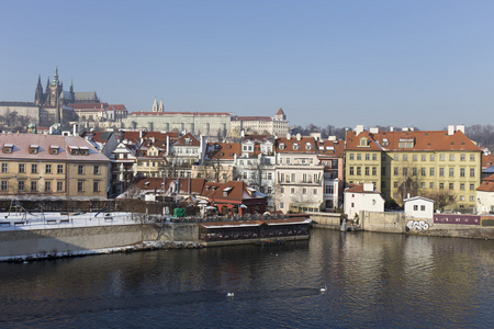 冬天与哥特式城堡在阳光明媚的一天，捷克共和国布拉格市