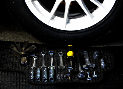 扳手和扳手汽车磁盘安装汽车车轮在汽车车间附近