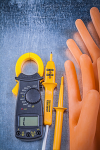 数字电流表 电气测试仪和手套