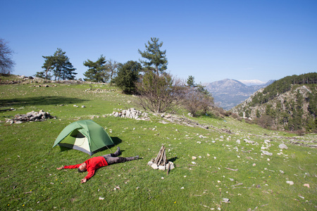 站在山与谷在背景上的徒步旅行者