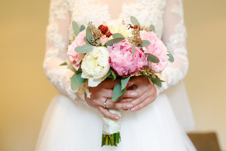 新娘紧握着美丽的花束