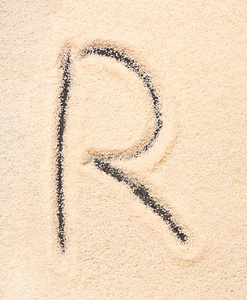 R 字母写在沙滩上