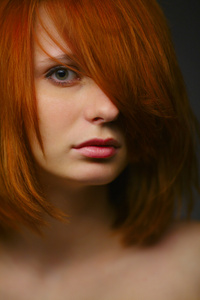 美丽的红头发女孩画像