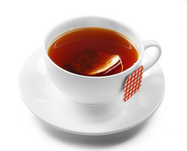 孤立在白色背景上的茶一杯。带有红色格仔标签袋泡茶