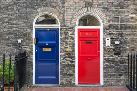 在伦敦的蓝色和红色的门