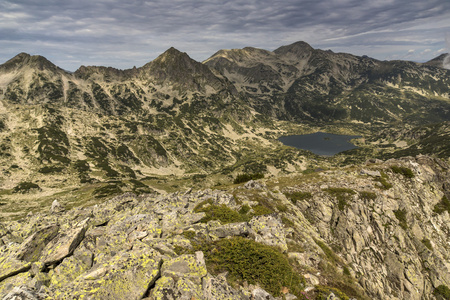 令人惊叹的全景 Popovo 湖从 Dzhano 峰值，皮林山